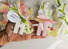 Cargar imagen en el visor de la galería, Jabones Iniciales XL + Figura Pequeña