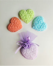 Cargar imagen en el visor de la galería, Jabón Corazón de rosas