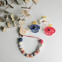 Cargar imagen en el visor de la galería, Chupeteros Personalizados Letras de madera ( modelo estrellado )