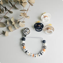 Cargar imagen en el visor de la galería, Chupeteros Animal Print