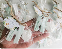 Cargar imagen en el visor de la galería, Jabones Iniciales XL + Figura Pequeña