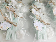 Cargar imagen en el visor de la galería, Jabones Iniciales XL + Figura Pequeña