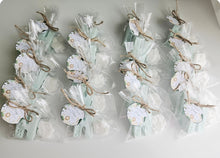 Cargar imagen en el visor de la galería, Jabones Iniciales XL + Figura Pequeña