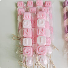 Cargar imagen en el visor de la galería, Jabones Personalizados Brocheta