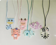 Cargar imagen en el visor de la galería, Colgador mordedor carro