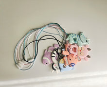 Cargar imagen en el visor de la galería, Colgador mordedor carro