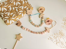 Cargar imagen en el visor de la galería, Chupeteros Personalizados Letras de madera