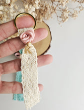 Cargar imagen en el visor de la galería, Llaveros encaje