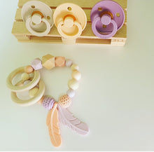 Cargar imagen en el visor de la galería, Pulsera Mordedor Plumas