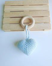Cargar imagen en el visor de la galería, Mordedor amigurumi corazón