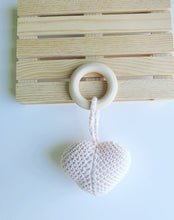Cargar imagen en el visor de la galería, Mordedor amigurumi corazón
