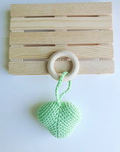 Cargar imagen en el visor de la galería, Mordedor amigurumi corazón