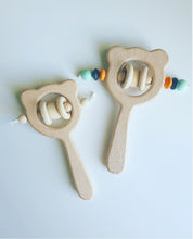 Cargar imagen en el visor de la galería, Sonajero cabeza de oso