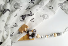 Cargar imagen en el visor de la galería, Chupeteros primera etapa conejo/elefante crochet