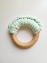 Cargar imagen en el visor de la galería, Mordedor aro macramé