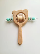 Cargar imagen en el visor de la galería, Sonajero cabeza de oso