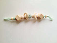 Cargar imagen en el visor de la galería, Sonajero/mordedor crochet