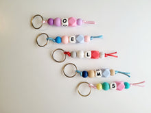 Cargar imagen en el visor de la galería, Llaveros - Identificador de mochila Inicial