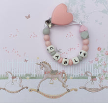 Cargar imagen en el visor de la galería, Chupetero Personalizado (Modelo Corazón)