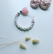 Cargar imagen en el visor de la galería, Chupetero Personalizado (Modelo Corazón)