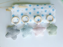 Cargar imagen en el visor de la galería, Sonajero amigurumi Estrellas