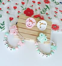 Cargar imagen en el visor de la galería, Chupetero Personalizado (Modelo Mariposa)