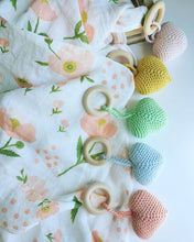 Cargar imagen en el visor de la galería, Mordedor amigurumi corazón