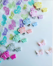 Cargar imagen en el visor de la galería, Chupetero Personalizado (Modelo Mariposa)