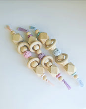 Cargar imagen en el visor de la galería, Sonajero/mordedor crochet