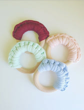 Cargar imagen en el visor de la galería, Mordedor aro macramé