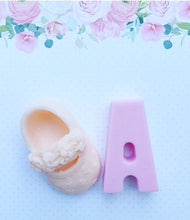 Cargar imagen en el visor de la galería, Jabones Iniciales XL + Figura XL