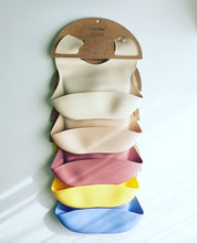 Cargar imagen en el visor de la galería, Baberos Mushie