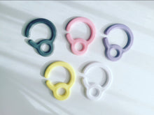 Cargar imagen en el visor de la galería, Ganchos de Plástico