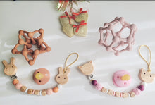 Cargar imagen en el visor de la galería, Chupeteros Personalizados Letras de madera