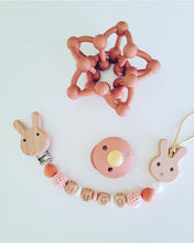 Cargar imagen en el visor de la galería, Chupeteros Personalizados Letras de madera