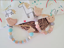 Cargar imagen en el visor de la galería, Chupeteros Personalizados Letras de madera