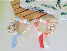 Cargar imagen en el visor de la galería, Pulsera Mordedor Plumas