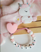 Cargar imagen en el visor de la galería, Chupetero Personalizado (Modelo Corazón)