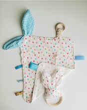 Cargar imagen en el visor de la galería, Pack manta sensorial y mordedor oreja de conejo