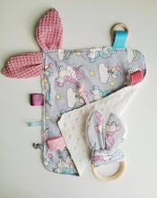 Cargar imagen en el visor de la galería, Pack manta sensorial y mordedor oreja de conejo