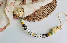 Cargar imagen en el visor de la galería, Chupetero Personalizado ( Modelo Simba )