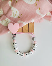 Cargar imagen en el visor de la galería, Chupetero Personalizado (Modelo Corazón)