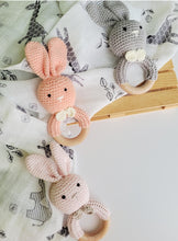 Cargar imagen en el visor de la galería, Sonajero amigurumi animales baby