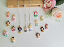 Cargar imagen en el visor de la galería, Colgante princesas