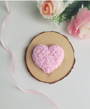 Cargar imagen en el visor de la galería, Jabón Corazón de rosas