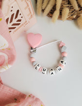 Cargar imagen en el visor de la galería, Chupetero Personalizado (Modelo Corazón)