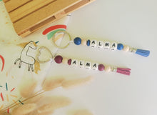 Cargar imagen en el visor de la galería, Llaveros Día de la madre con borla