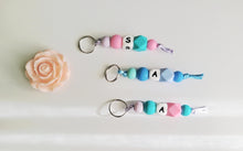 Cargar imagen en el visor de la galería, Llaveros - Identificador de mochila Inicial