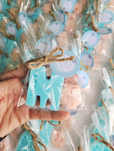 Cargar imagen en el visor de la galería, Jabones Iniciales XL + Figura Pequeña