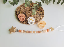 Cargar imagen en el visor de la galería, Chupeteros Personalizados Letras de madera